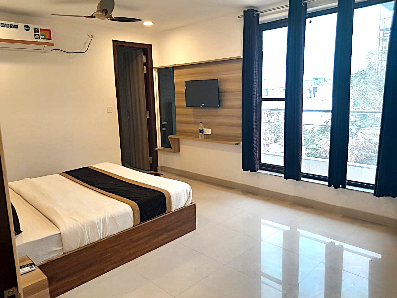 RedCarmine Hotel Image 3
