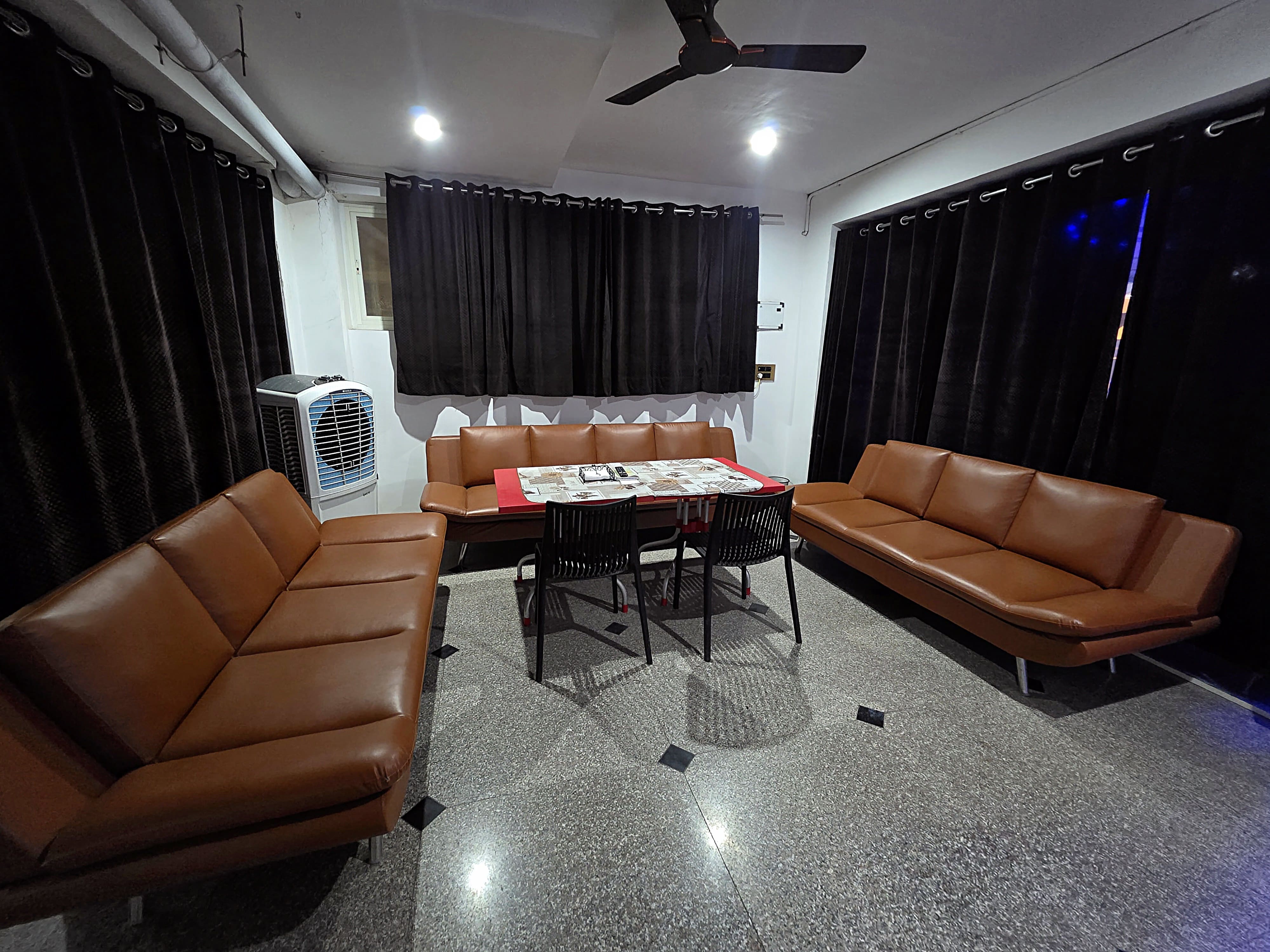 HOTEL TOWNHOUSE