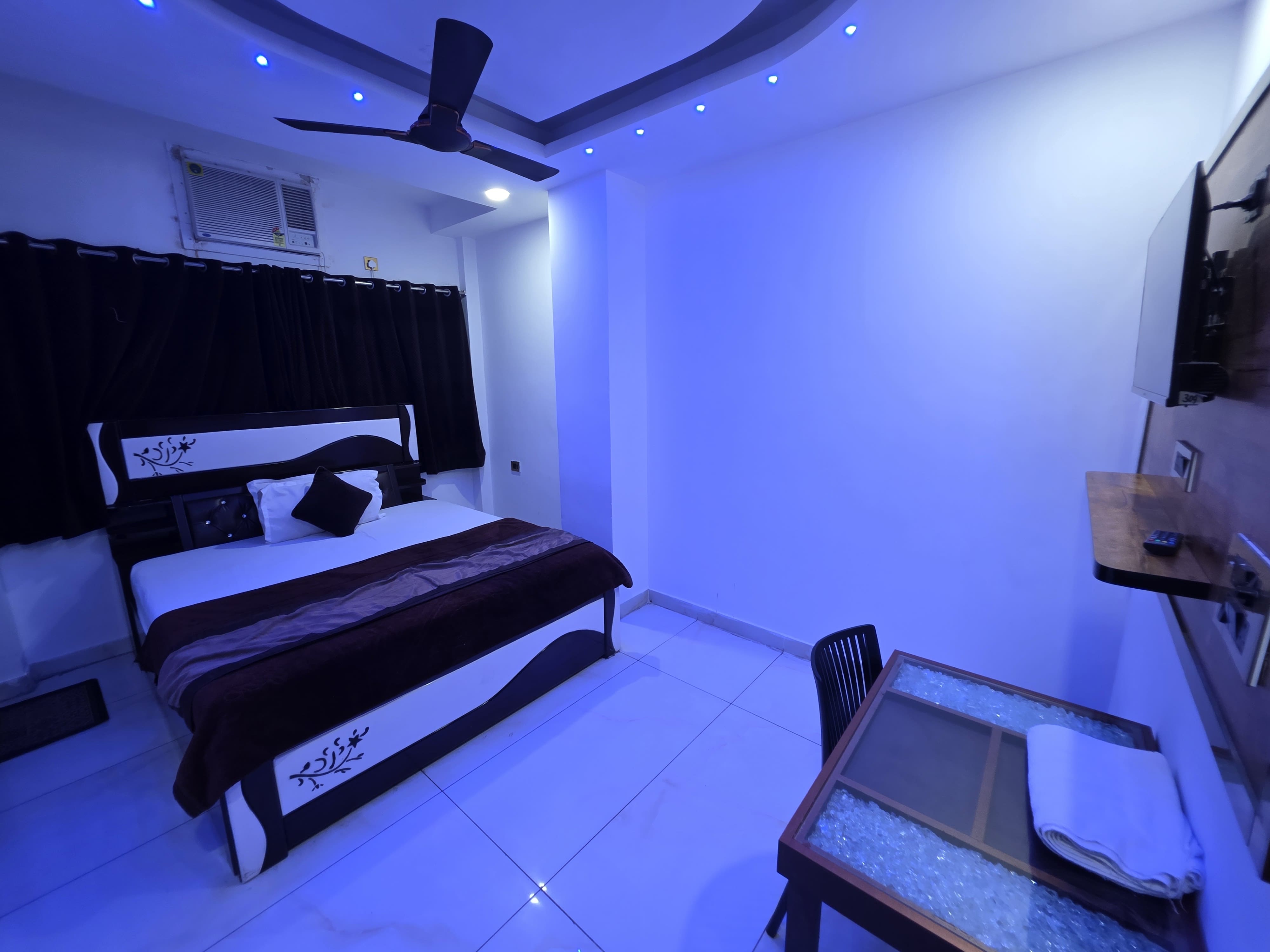 HOTEL TOWNHOUSE