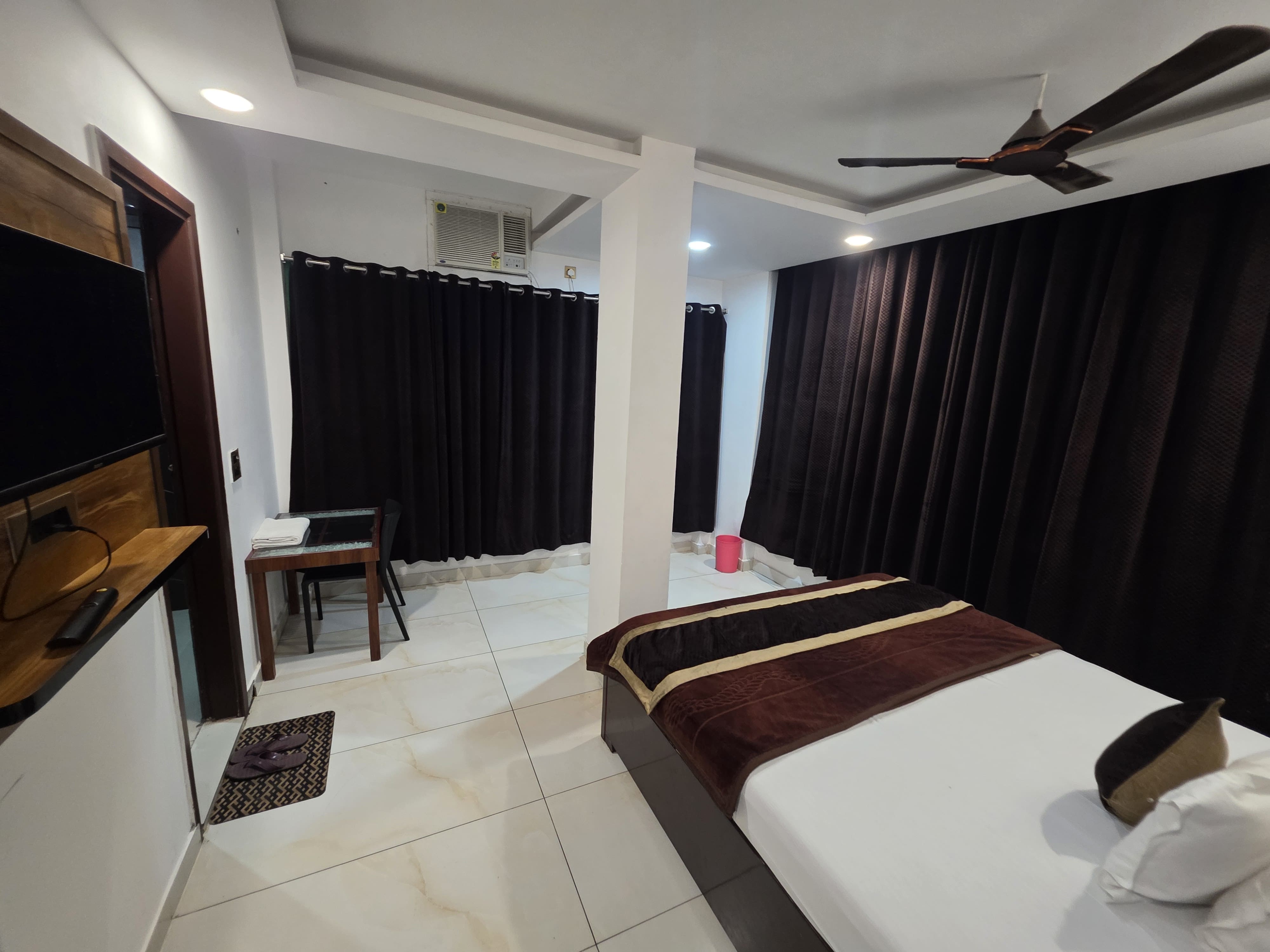 HOTEL TOWNHOUSE