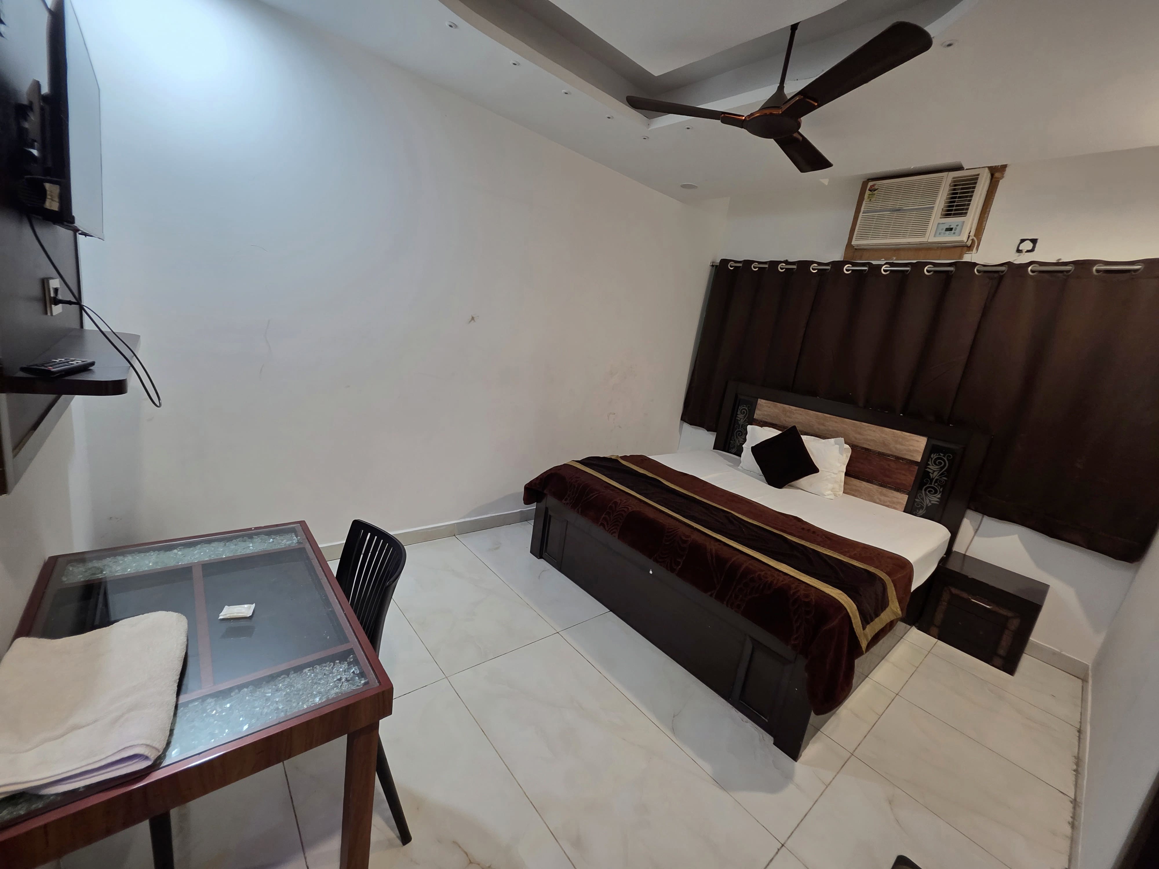 HOTEL TOWNHOUSE